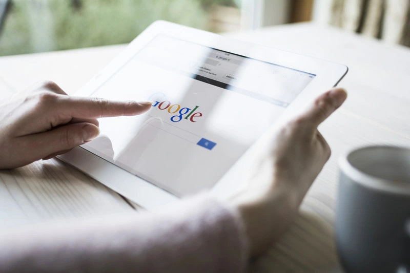 Una persona señala el logotipo de Google en un iPad.
