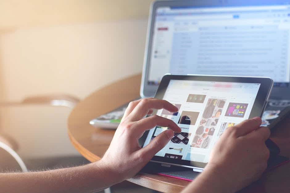 Una persona que usa un ipad en un escritorio.