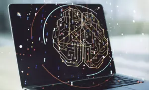Una computadora portátil que muestra una ilustración digital de un cerebro formado por líneas de circuitos interconectados, representando la Inteligencia Artificial y su impacto en campos como el SEO y la publicidad digital.