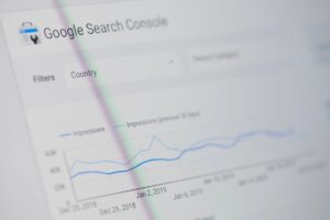 Una pantalla de ordenador muestra la interfaz de Google Search Console con un gráfico de líneas que muestra las impresiones del sitio web a lo largo del tiempo.