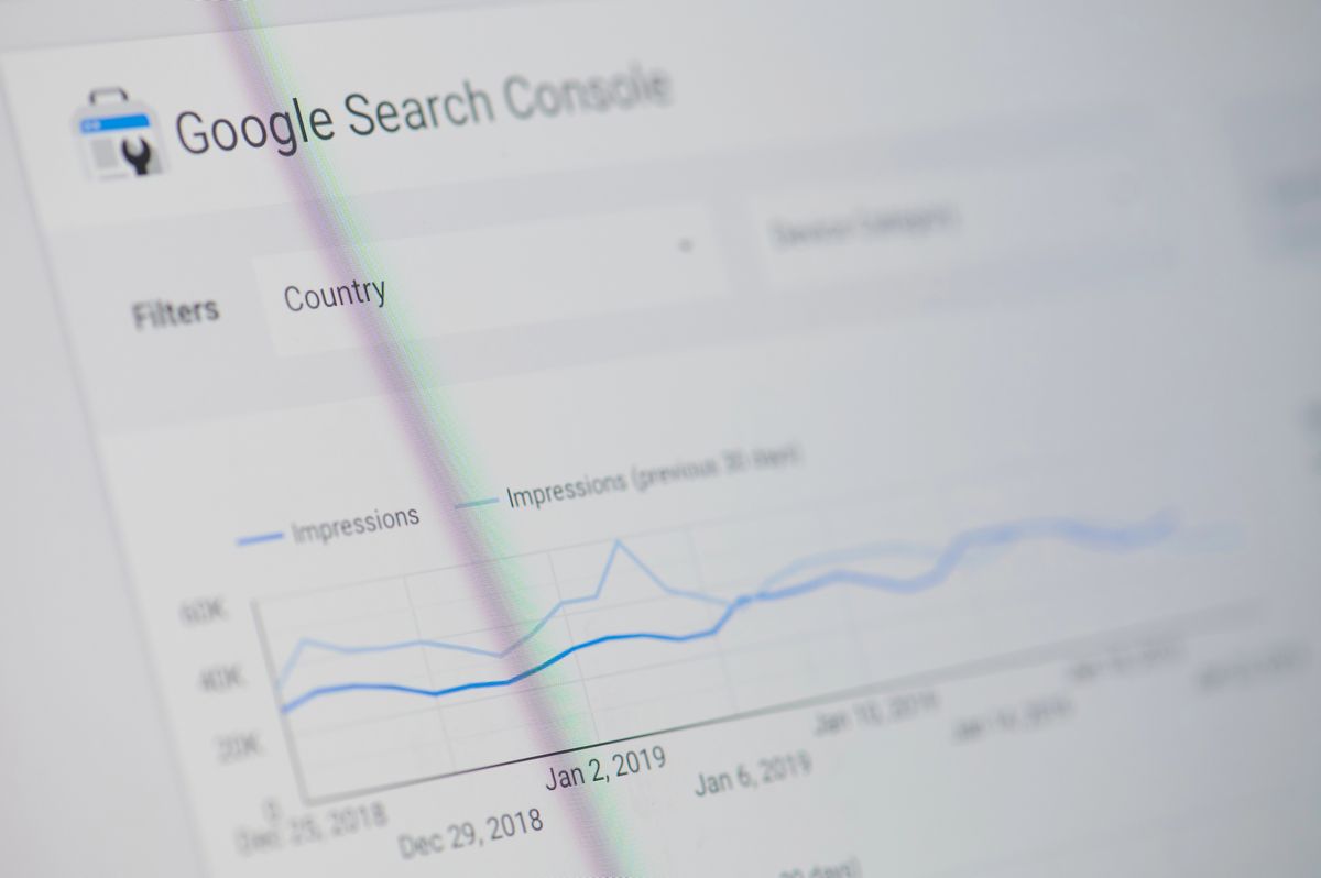 Una pantalla de ordenador muestra la interfaz de Google Search Console con un gráfico de líneas que muestra las impresiones del sitio web a lo largo del tiempo.