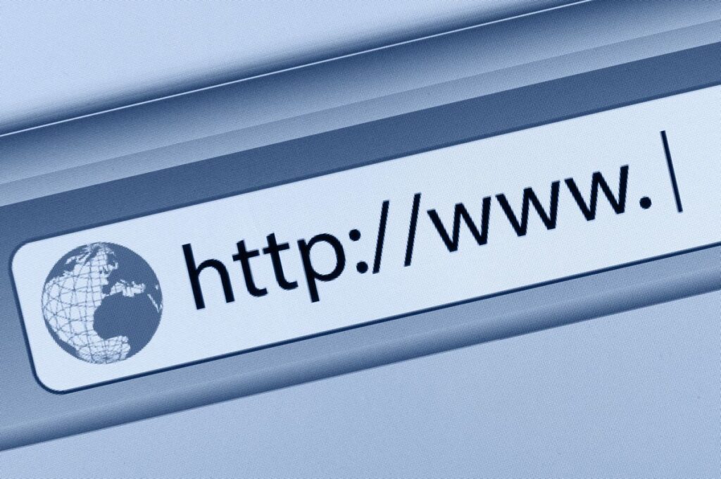 Detalle de la barra de direcciones de un navegador web que muestra "http://www." con el icono de un globo terráqueo a la izquierda.