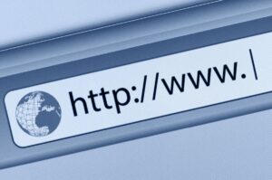 Detalle de la barra de direcciones de un navegador web que muestra "http://www." con el icono de un globo terráqueo a la izquierda.
