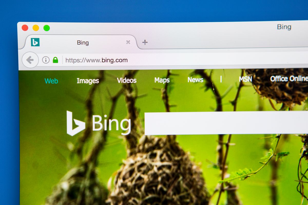 Un navegador muestra la página de inicio del motor de búsqueda Bing con la barra de direcciones https://www.bing.com y un cuadro de búsqueda en el centro.