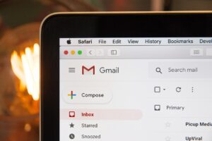 Primer plano de la pantalla de un ordenador portátil que muestra la interfaz de la bandeja de entrada de Gmail con el menú del navegador Safari visible en la parte superior.