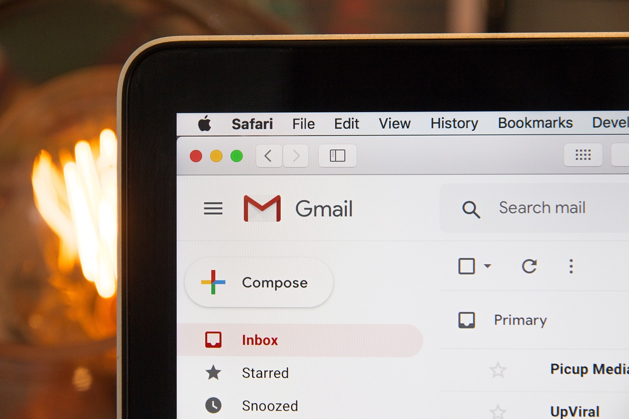 Primer plano de la pantalla de un ordenador portátil que muestra la interfaz de la bandeja de entrada de Gmail con el menú del navegador Safari visible en la parte superior.