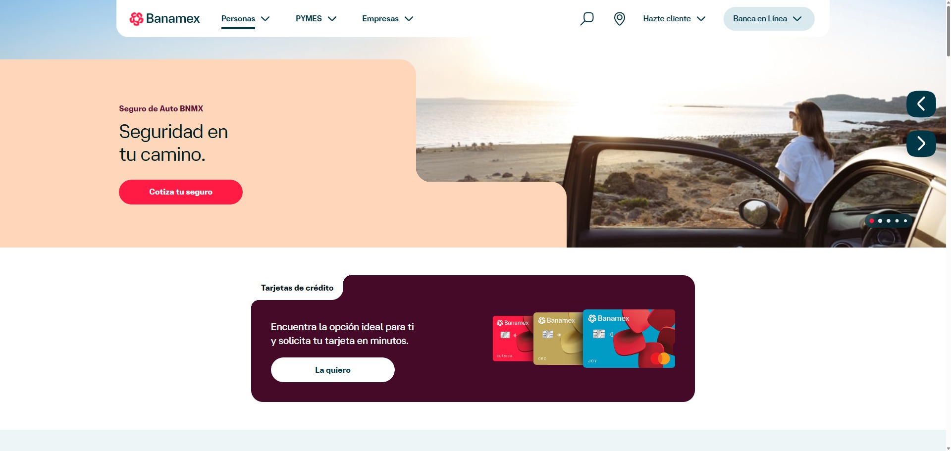 Captura de pantalla de la página de inicio del sitio web de Banamex que muestra una promoción de seguros de automóvil, una mujer junto a un coche cerca de la playa y opciones de tarjeta de crédito. El menú de navegación y las opciones de inicio de sesión son visibles en la parte superior.