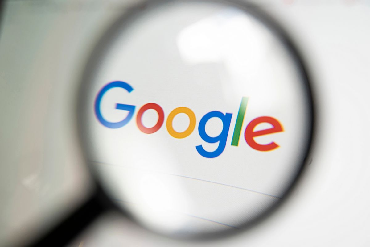 Una lupa enfocando el logotipo de Google que aparece en la pantalla de un ordenador.