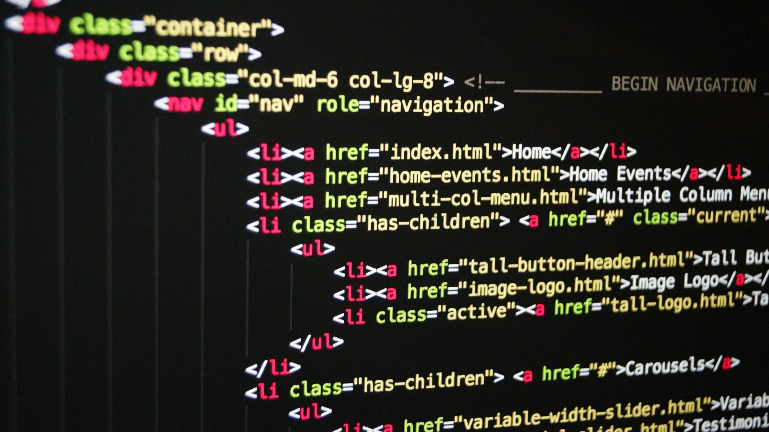 Primer plano de una pantalla de ordenador que muestra código HTML con resaltado de sintaxis, mostrando la estructura del menú de navegación de un sitio web.