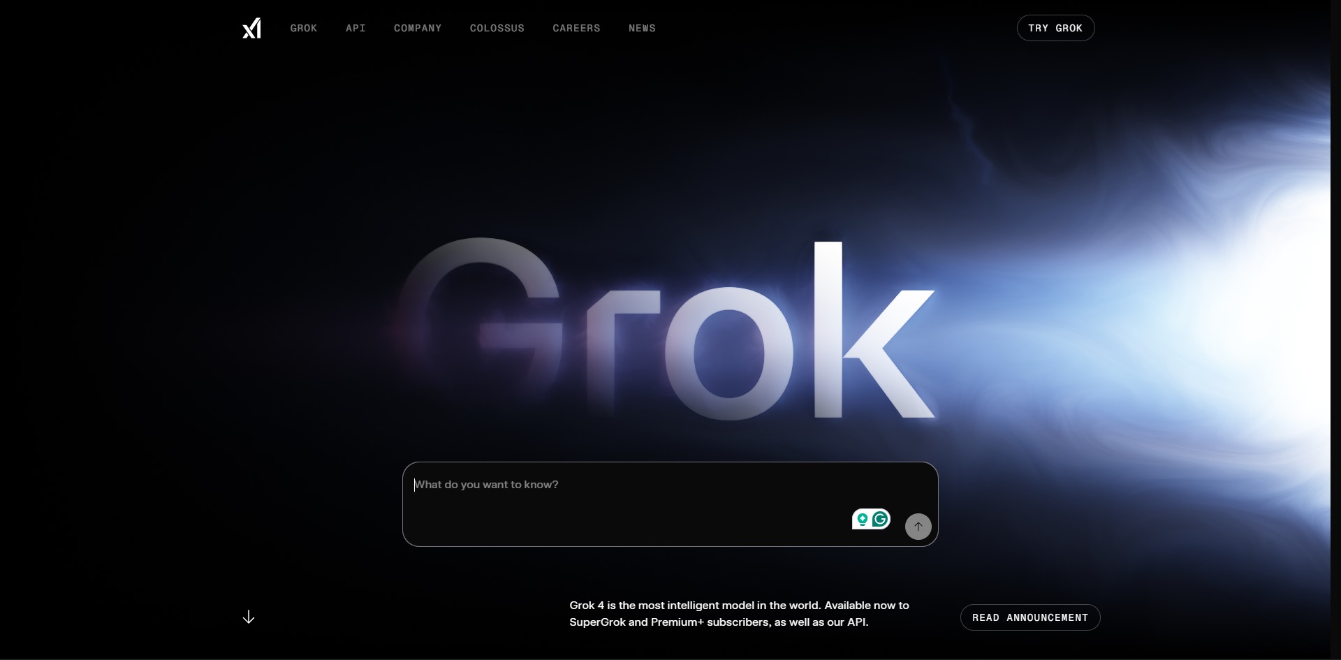 La página de aterrizaje del sitio web de Grok presenta un gran logotipo de "Grok" en el centro, un cuadro de entrada de chatbot debajo y un fondo oscuro con efectos de luz azul y blanca a la derecha.