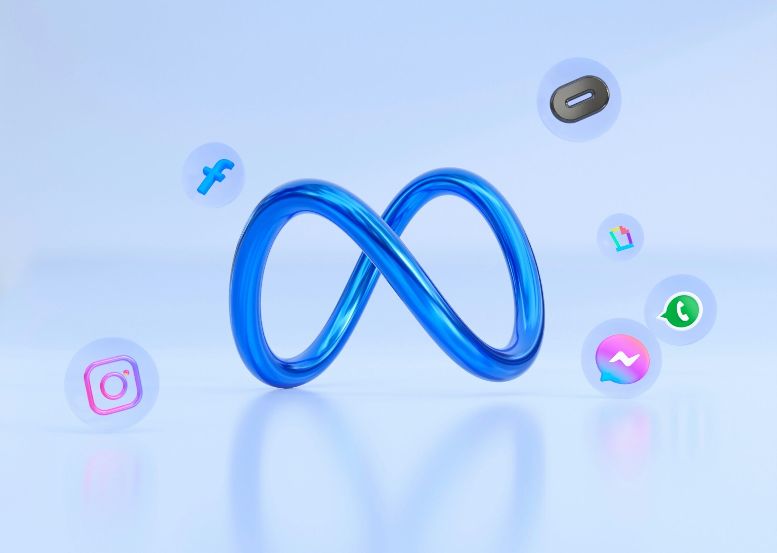 Un símbolo azul de infinito en 3D está rodeado de iconos de Facebook, Instagram, Messenger, WhatsApp y otras aplicaciones Meta sobre un fondo claro.