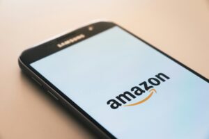 Un smartphone que muestra el logotipo de Amazon en su pantalla.