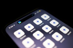 La pantalla de un smartphone muestra varios iconos de la aplicación Gemini, cada uno con un logotipo azul y morado en forma de estrella, y la hora marca las 2:38.