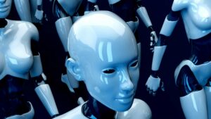 Un grupo de robots humanoides con superficies lisas y brillantes y rostros inexpresivos, colocados de cerca sobre un fondo oscuro.