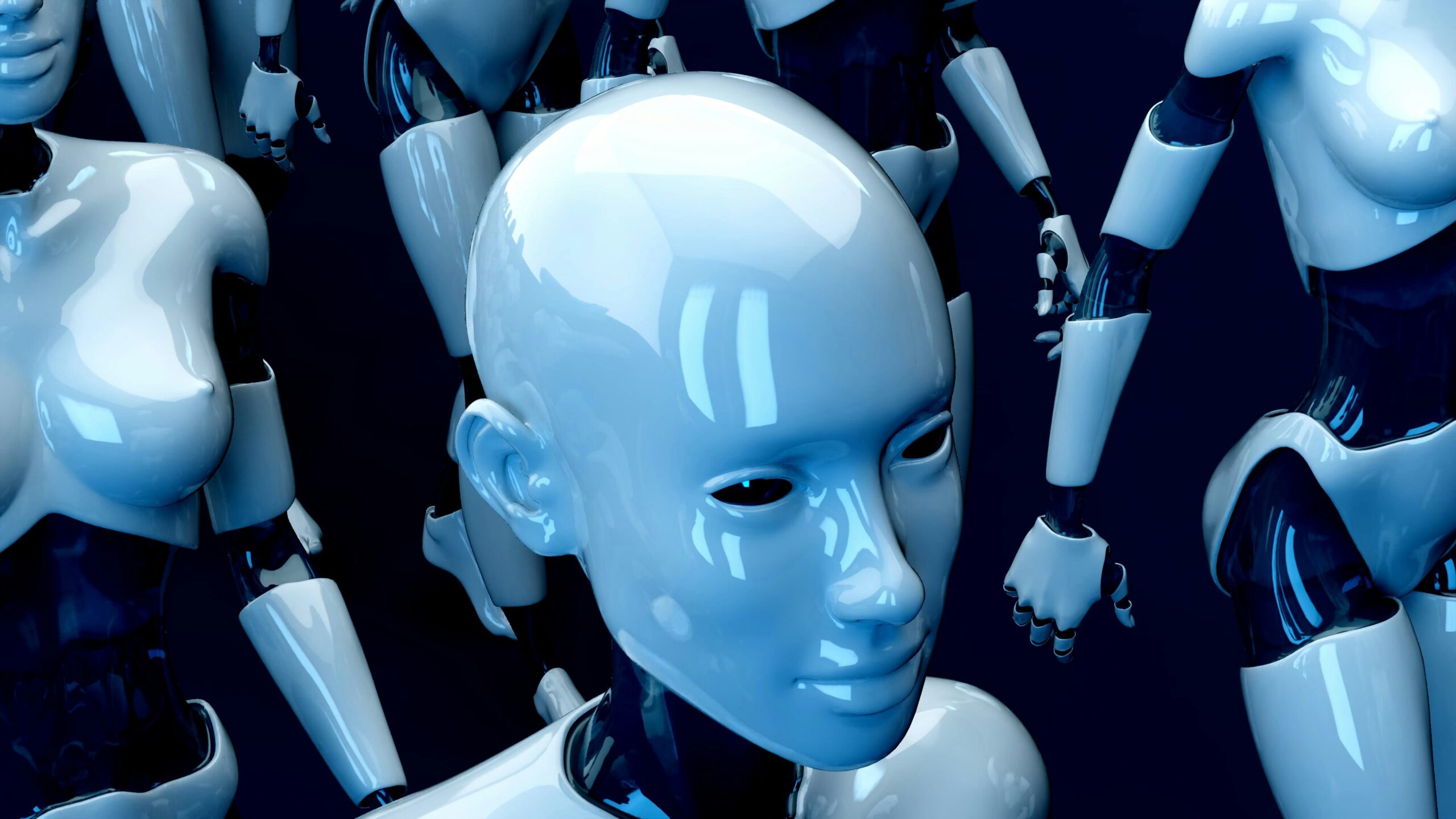 Un grupo de robots humanoides con superficies lisas y brillantes y rostros inexpresivos, colocados de cerca sobre un fondo oscuro.