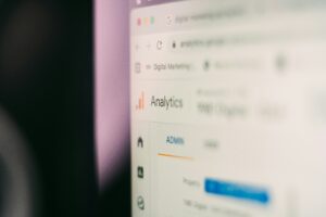Primer plano de la pantalla de un ordenador que muestra el panel de Google Analytics, con la palabra "Analytics" y el icono del gráfico visibles en la barra lateral.