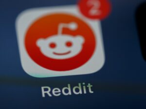 Primer plano del icono de la aplicación Reddit en una pantalla con una insignia de notificación que muestra el número 2 en la esquina superior derecha.