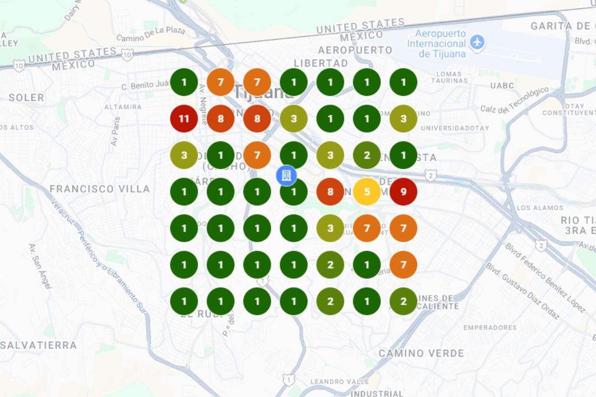 Una cuadrícula superpuesta en un mapa de Tijuana muestra círculos coloreados con números, que indican valores de datos locales seo variables de 1 a 11 en diferentes ubicaciones.