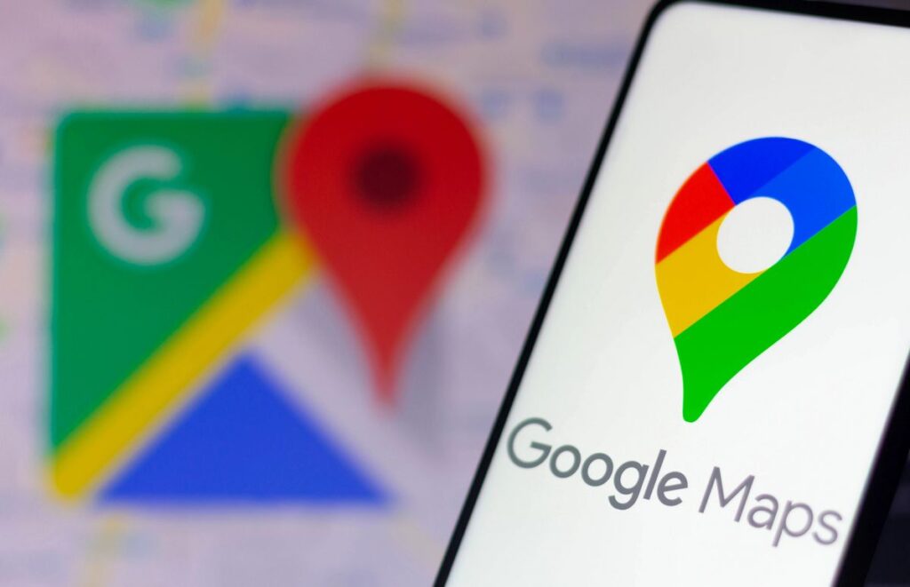 Un smartphone muestra el logotipo y el texto de Google Maps, destacando las ventajas seo locales, con un icono difuminado de Google Maps de fondo.