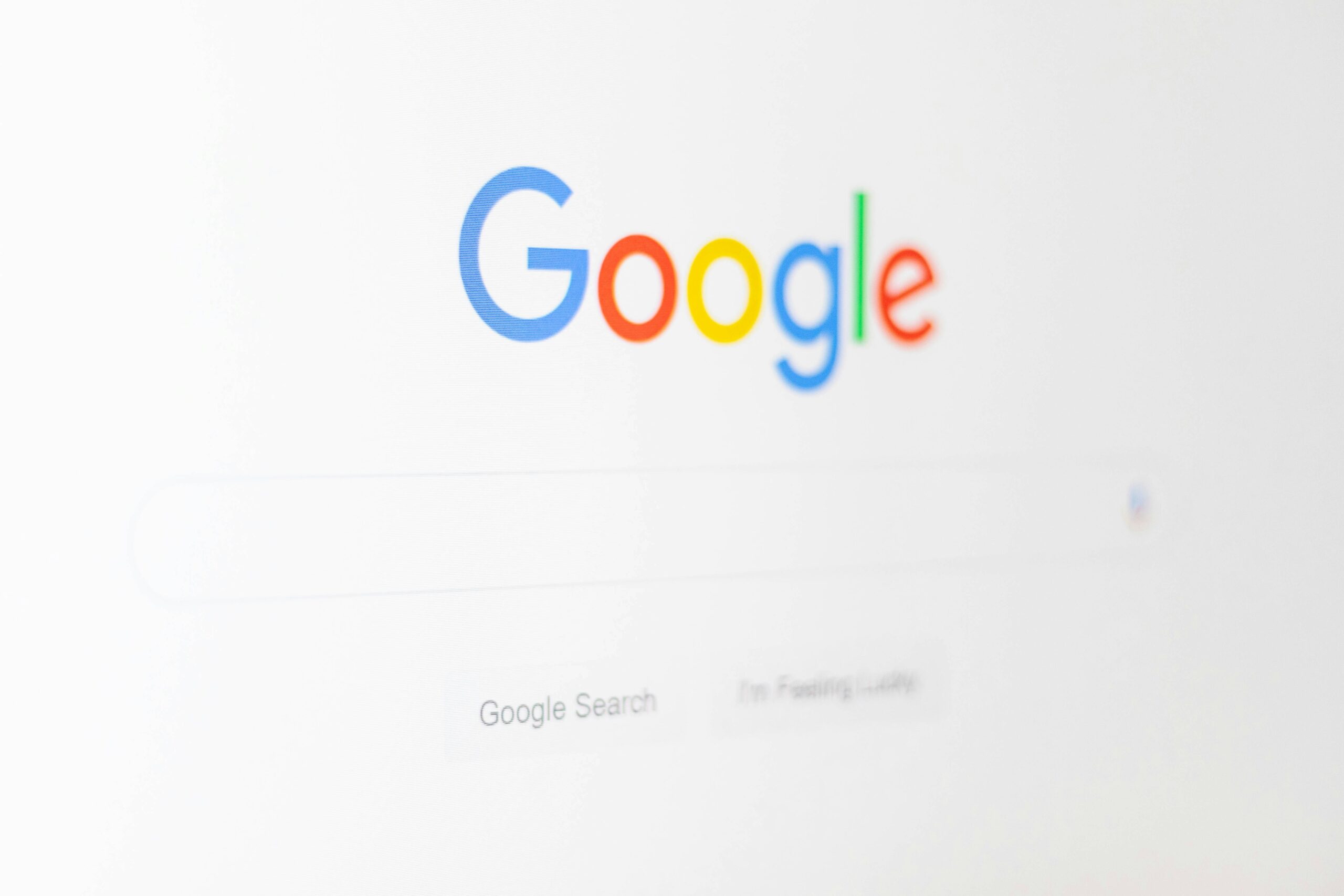 Primer plano de la página de inicio de Google en el que aparecen el logotipo de Google y la barra de búsqueda, con los botones "Búsqueda de Google" y "Me siento afortunado" visibles.