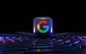 Un cubo en 3D con el logotipo de Google se asienta sobre una superficie circular concéntrica brillante sobre un fondo negro, iluminado por luces de colores.
