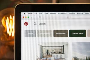 La pantalla de un ordenador muestra el sitio web de Pinterest abierto en Safari, con opciones de búsqueda como Habitación, Planta de interior, Inspiración e Ideas de jardín.