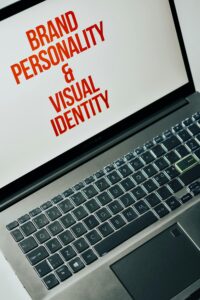 Un ordenador portátil que muestra en su pantalla el texto "Personalidad de marca e identidad visual".