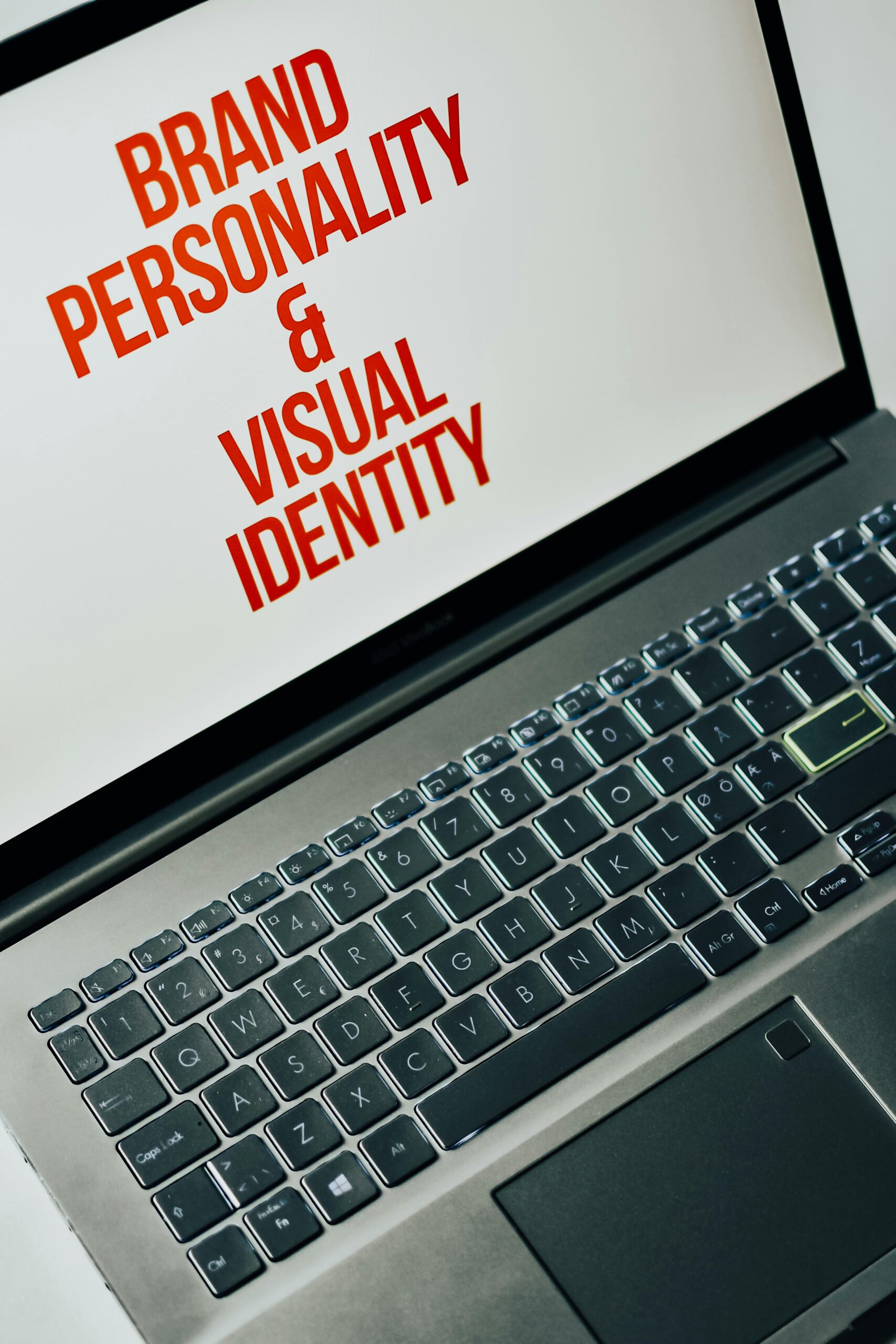 Un ordenador portátil que muestra en su pantalla el texto "Personalidad de marca e identidad visual".