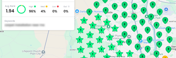 Un mapa que muestra numerosos iconos verdes de estrellas y chinchetas con números, y un panel superpuesto que indica la clasificación y las estadísticas porcentuales de una agencia de marketing, con una clasificación media de 1,94 y un 96% en verde.