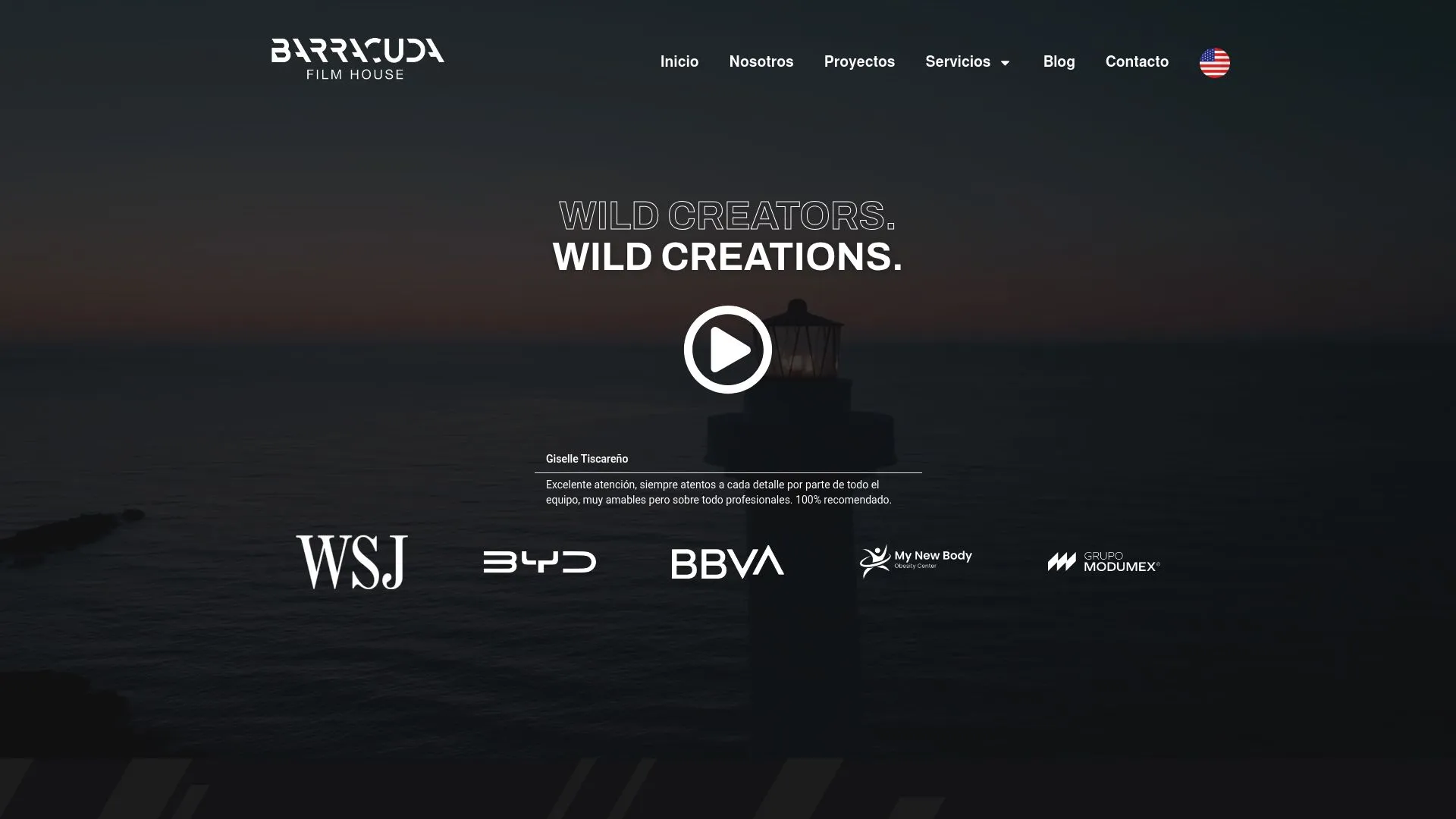 Página de inicio del sitio web de Barracuda Film House con un faro al atardecer, un botón de reproducción y logotipos de empresas asociadas como WSJ, BYD, BBVA, New Body y Modulamp.