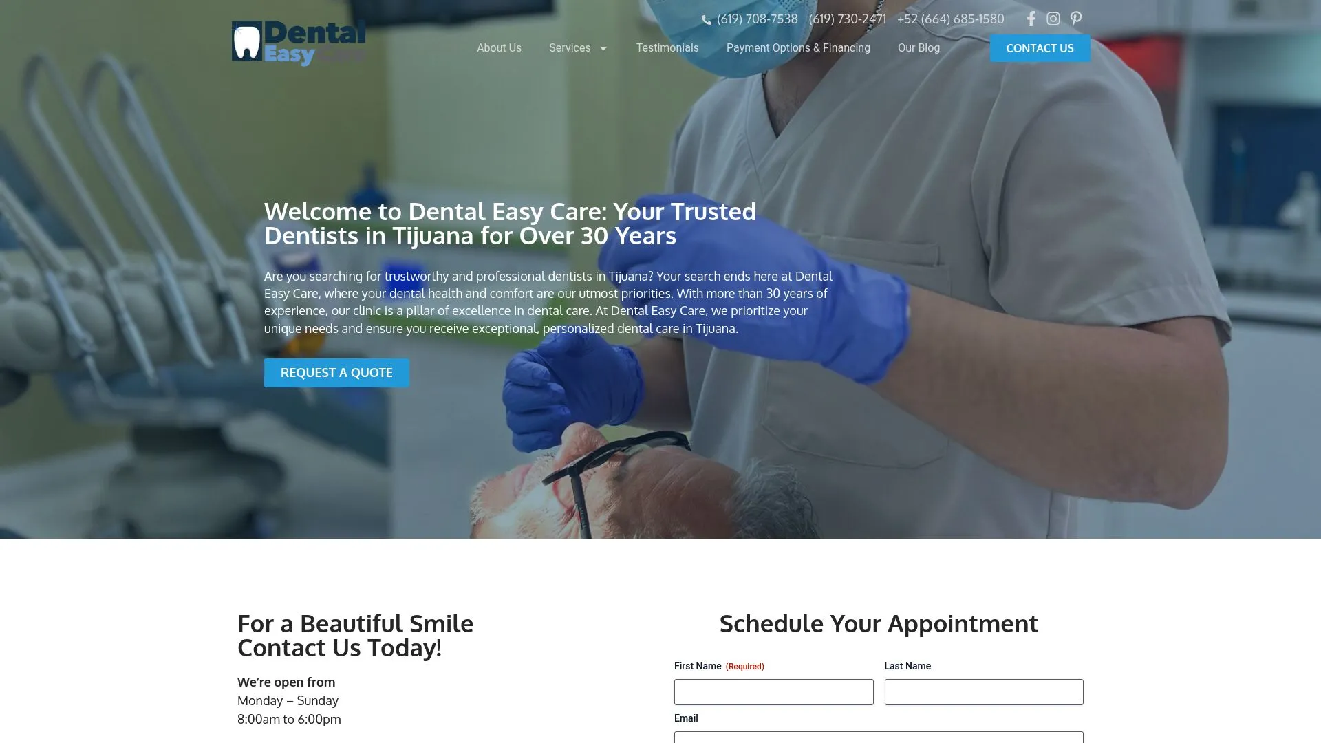 Un dentista con guantes examina a un paciente en un sillón dental. Se muestra el sitio web Dental Easy Care, que ofrece información sobre citas y contacto.