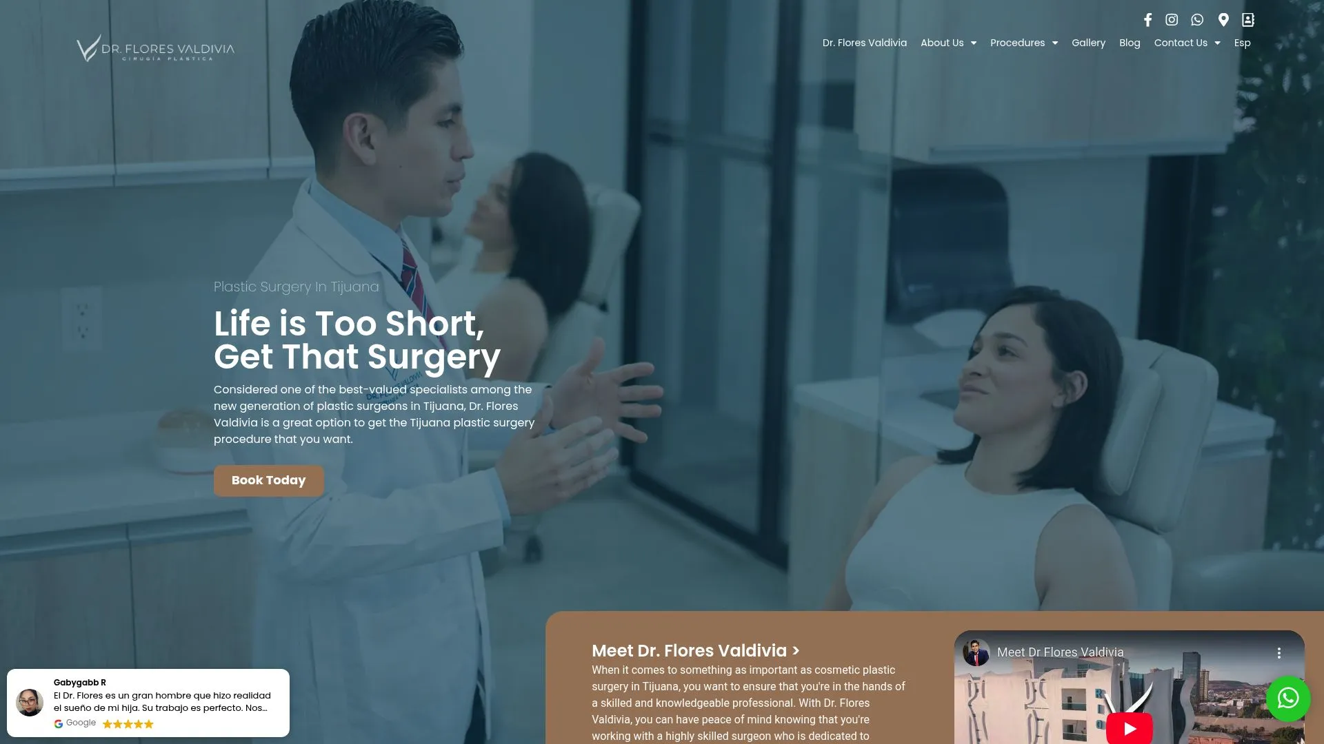 Un médico con bata blanca habla con una mujer sentada en una consulta médica; otra mujer está sentada al fondo. Un texto en pantalla promociona los servicios de cirugía plástica.
