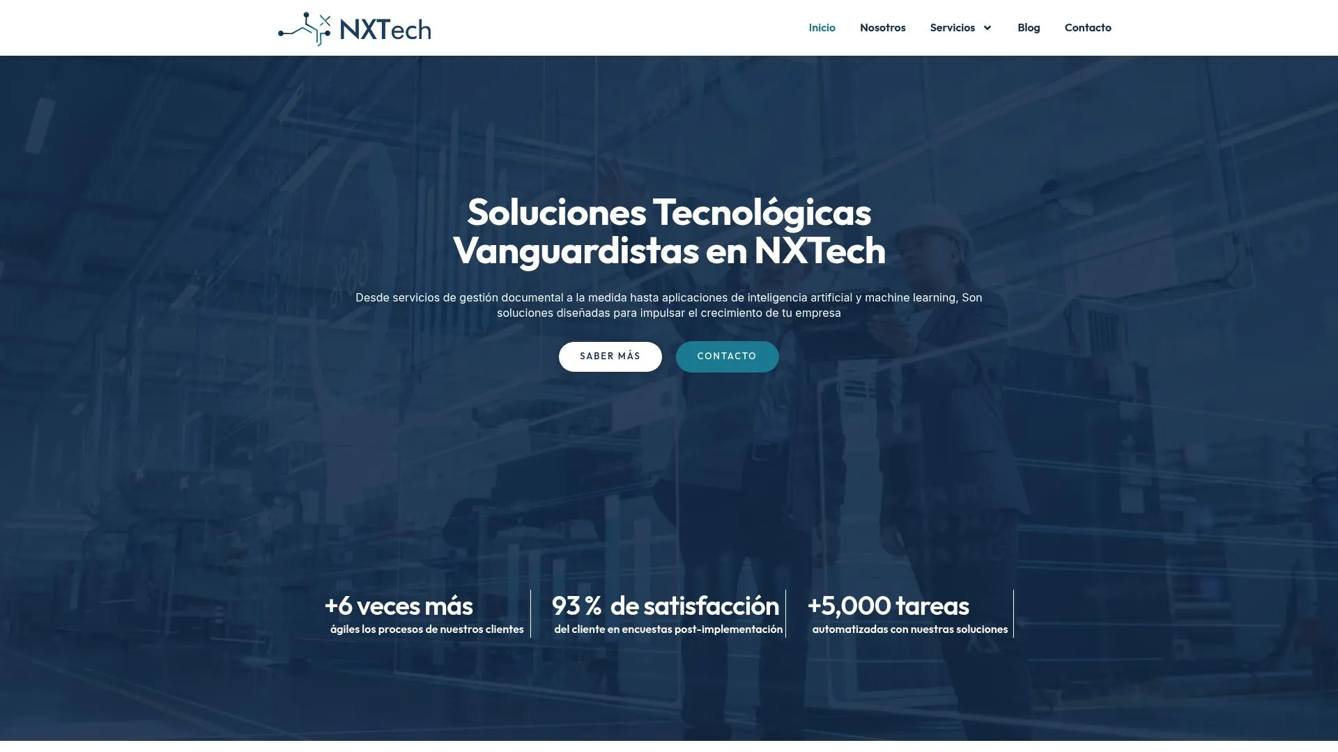 La página de inicio del sitio web de NXTech muestra el logotipo de la empresa, el menú de navegación, el titular principal sobre soluciones tecnológicas y estadísticas que destacan la satisfacción de los clientes y las tareas completadas.