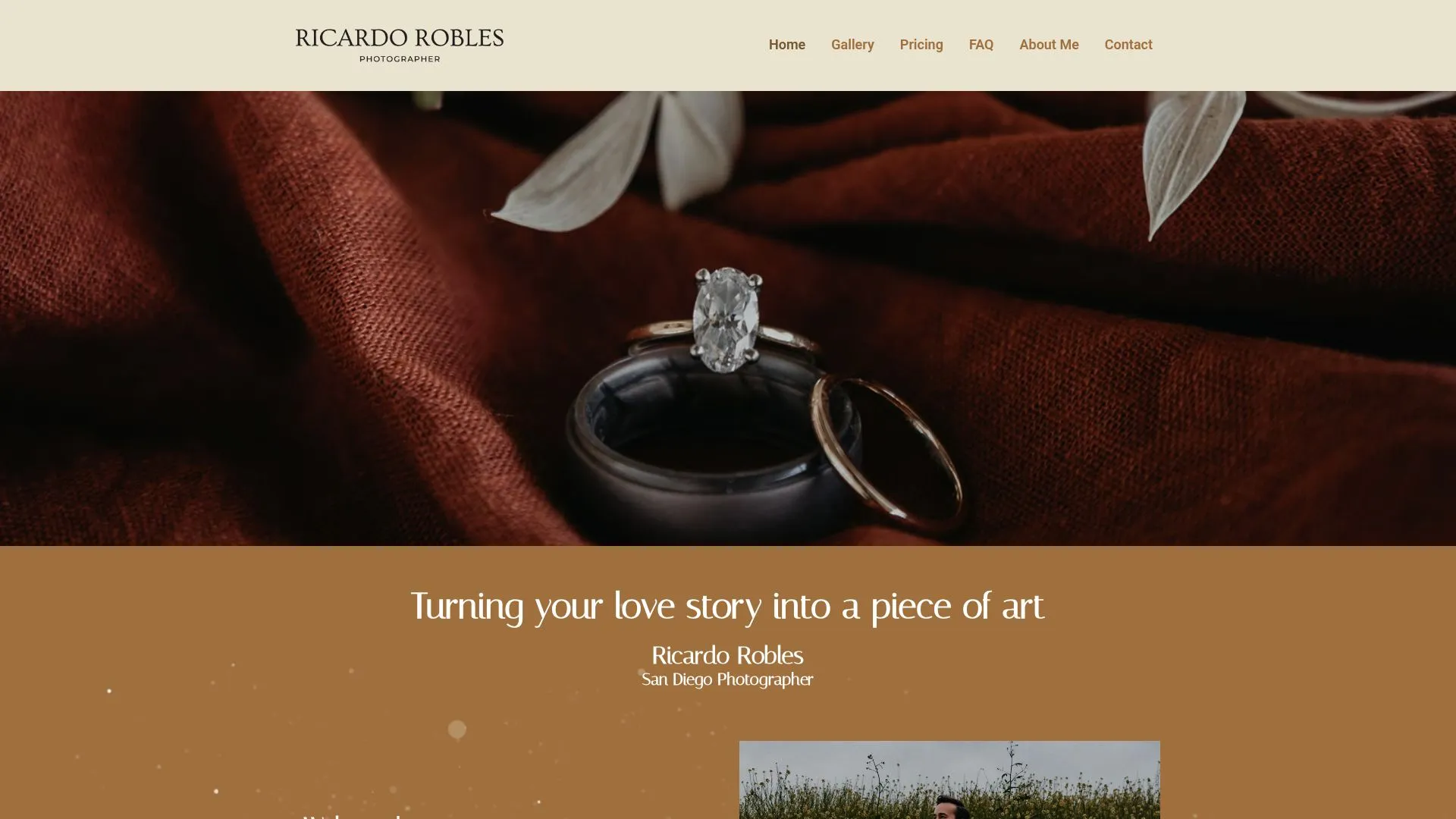 Primer plano de dos alianzas de boda y un anillo de compromiso de diamantes sobre una tela oscura, en la página de inicio del sitio web de un fotógrafo.