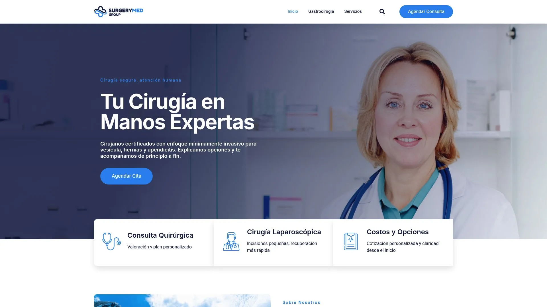 Página de inicio de un sitio web de servicios quirúrgicos con la sonrisa de una doctora, un menú de navegación y botones para concertar consultas e informarse sobre las opciones quirúrgicas y los costes.