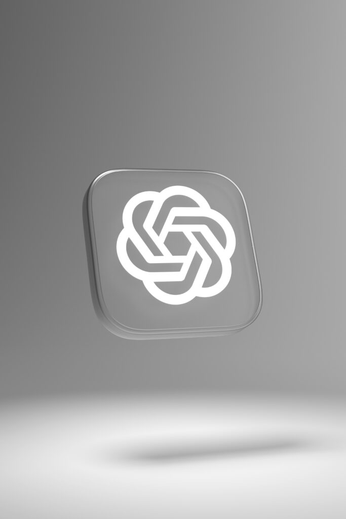 Un cuadrado 3D en forma de cristal con el logotipo de OpenAI en blanco, flotando sobre un fondo gris degradado con una suave sombra debajo.