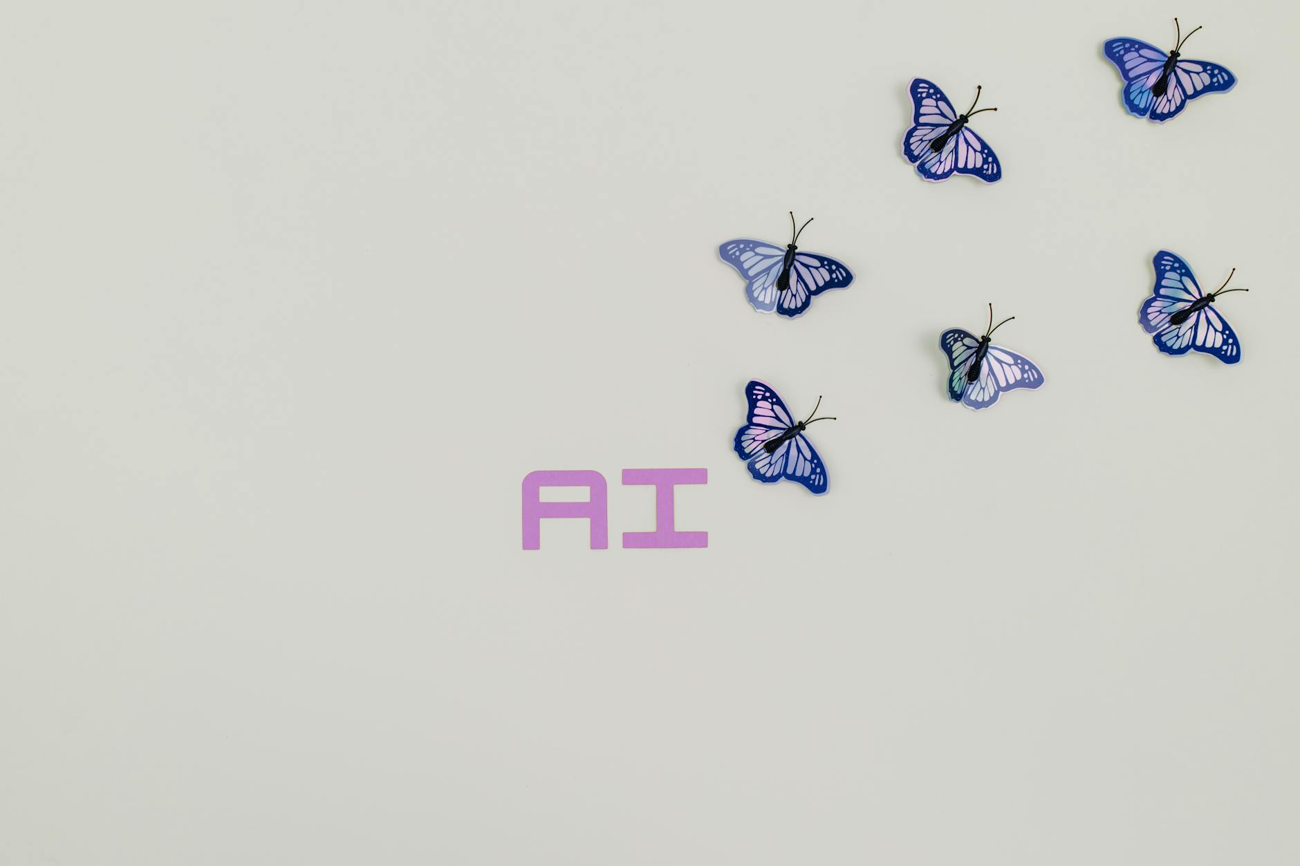 Seis mariposas moradas vuelan sobre las letras "AI" impresas en morado sobre un fondo blanco liso.