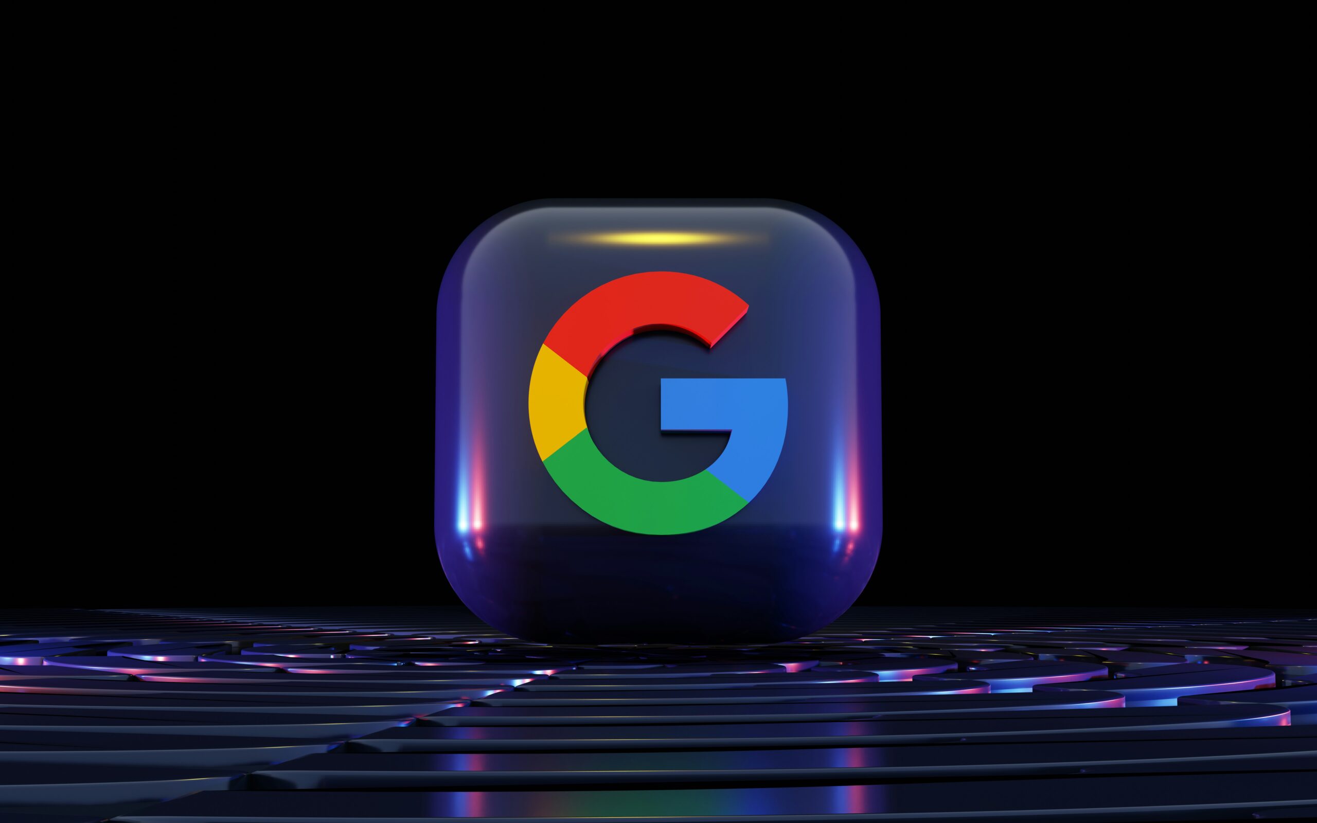 Icono del logotipo de Google renderizado en 3D con colores rojo, azul, amarillo y verde sobre una superficie oscura y reflectante con fondo negro.