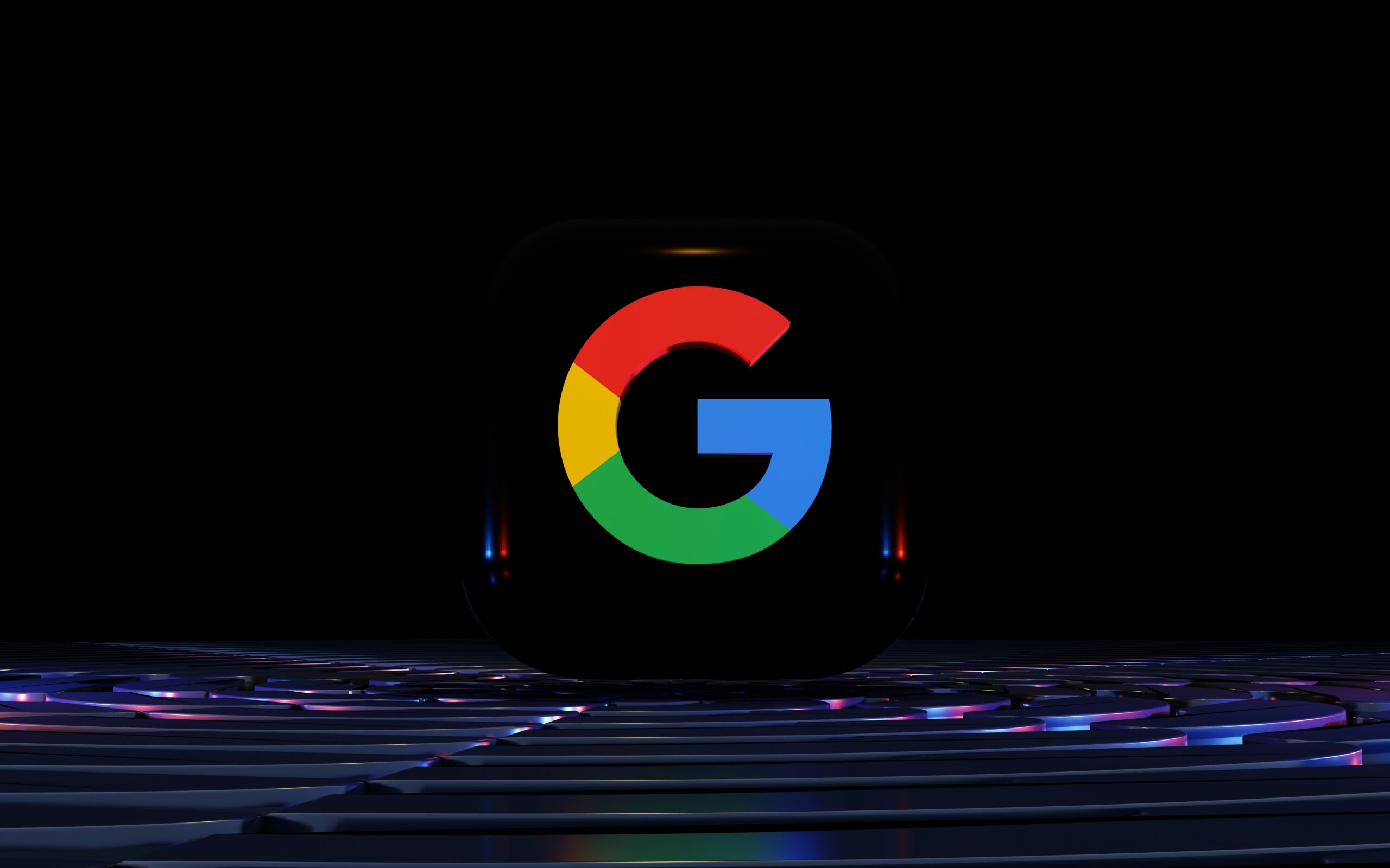 Un logotipo de Google en 3D con segmentos rojos, azules, amarillos y verdes está centrado sobre un fondo oscuro con reflejos sobre una superficie metálica con motivos circulares.