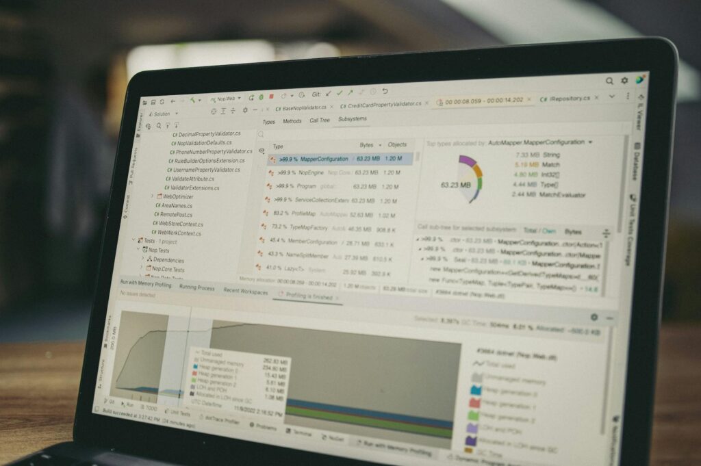 La pantalla de un portátil muestra herramientas de desarrollo de software con código, un gráfico circular y gráficos de análisis del rendimiento visibles en la interfaz.